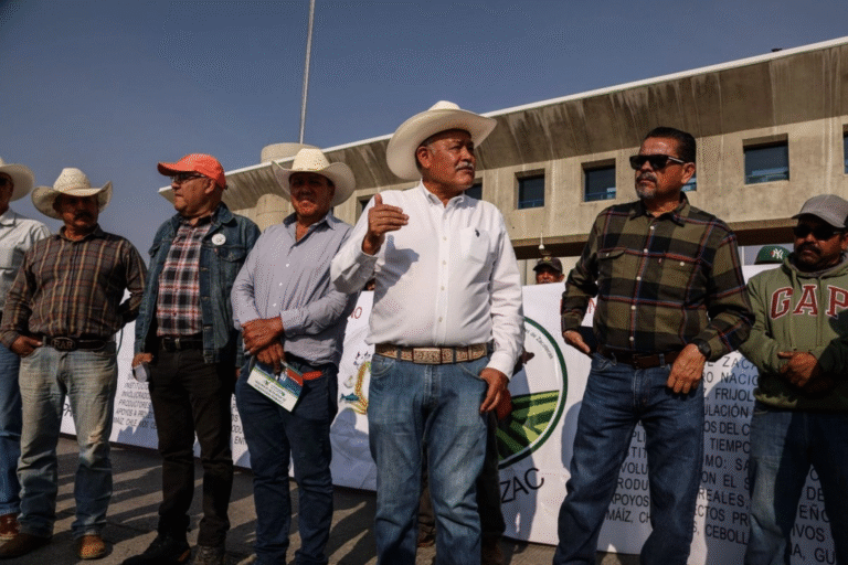 Agricultores amagan con bloqueos en carreteras federales