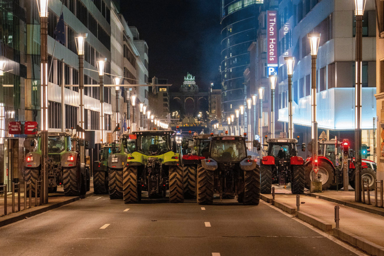 Agricultores bloquean Bruselas en protesta por acuerdo UE-Mercosur