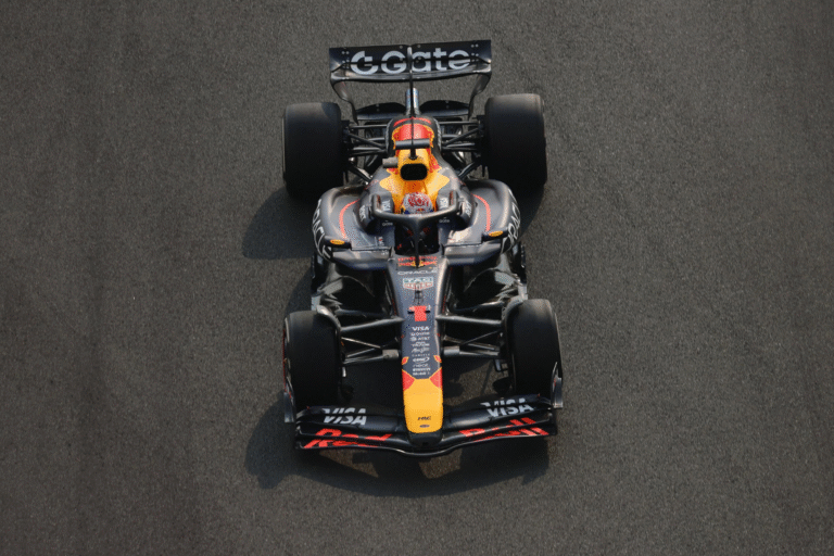 Max Verstappen asegura la pole en Abu Dhabi en la lucha por el título