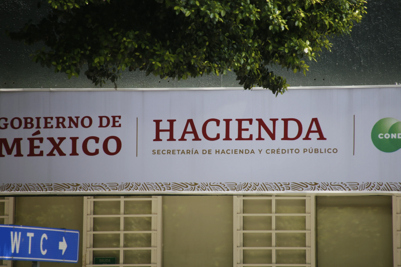 Recaudación supera lo previsto pese a señales de desaceleración: Hacienda