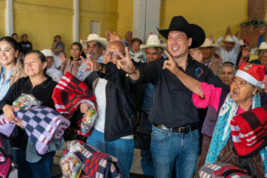 Rodrigo Monsalvo entrega despensas para adultos mayores en El Marqués