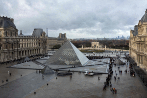 Trabajadores anuncian Huelga en museo Louvre tras el robo de Octubre