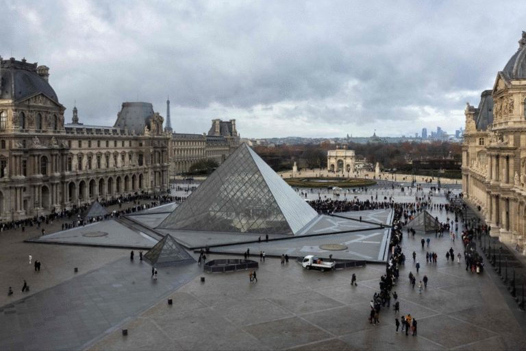 Trabajadores anuncian Huelga en museo Louvre tras el robo de Octubre