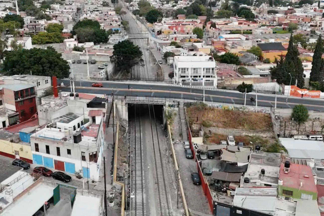 Colectivos alertan por impacto en la infraestructura peatonal y ciclista en obras del Tren México–Querétaro