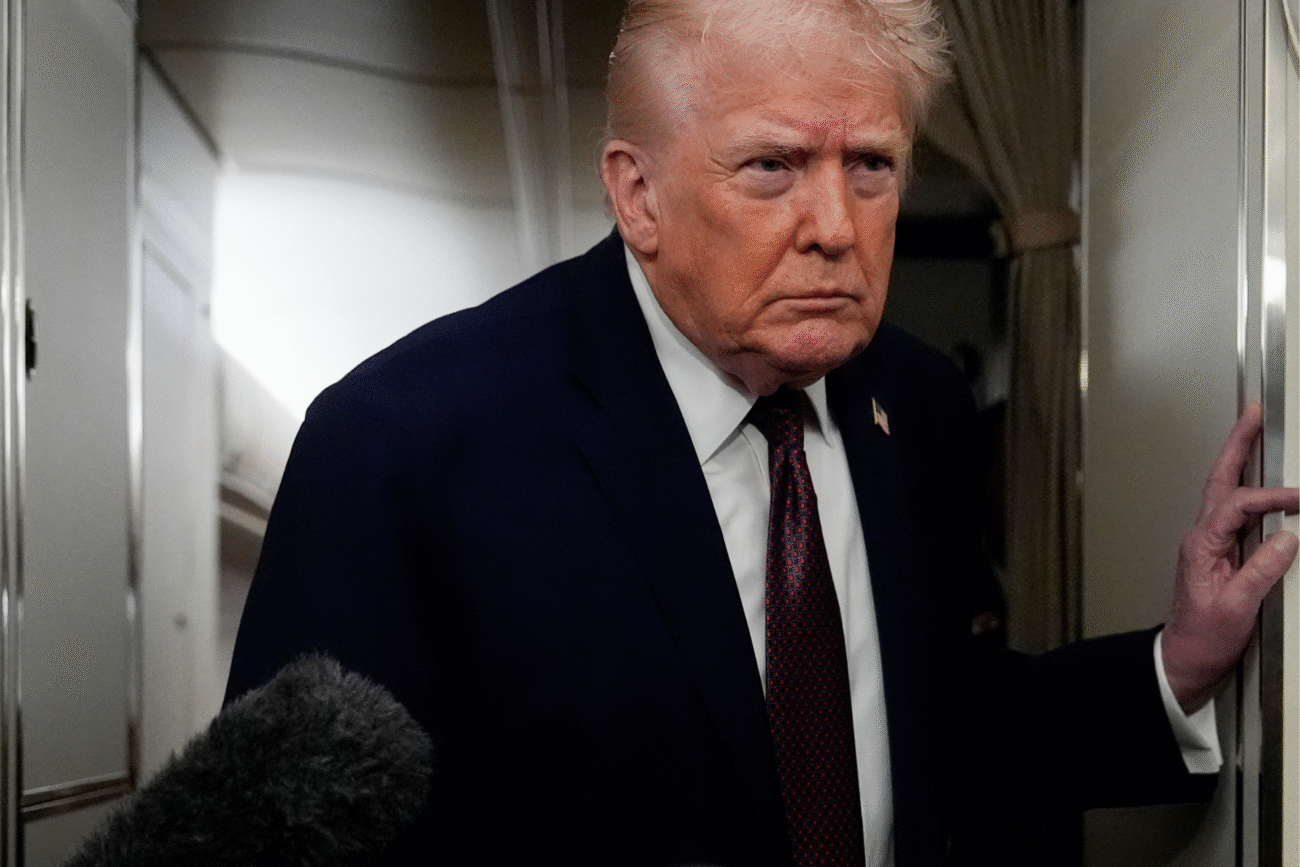 Donald Trump mantiene opción de ataques aéreos y presión económica sobre Irán