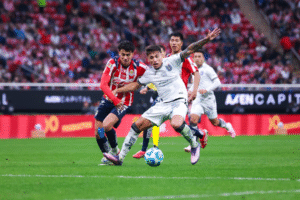 Gallos Blancos caen ante Chivas 2-1 en la Jornada 3