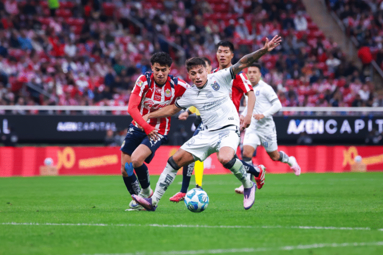Gallos Blancos caen ante Chivas 2-1 en la Jornada 3