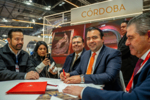 Gaspar Trueba firma acuerdo con la Cofradía de Córdoba en la FITUR para impulsar el turismo religioso