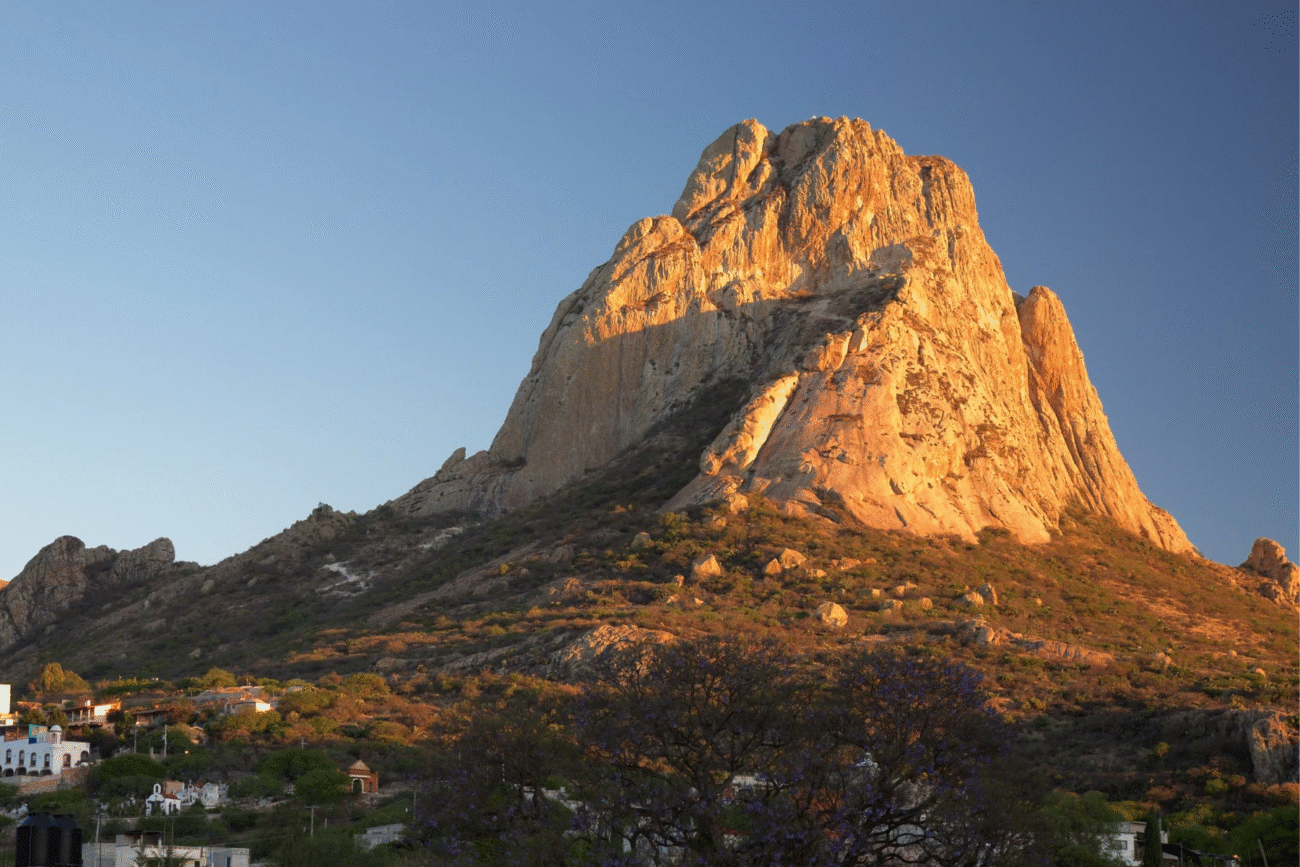 Peña de Bernal regulará su acceso para preservar su valor ambiental y turístico