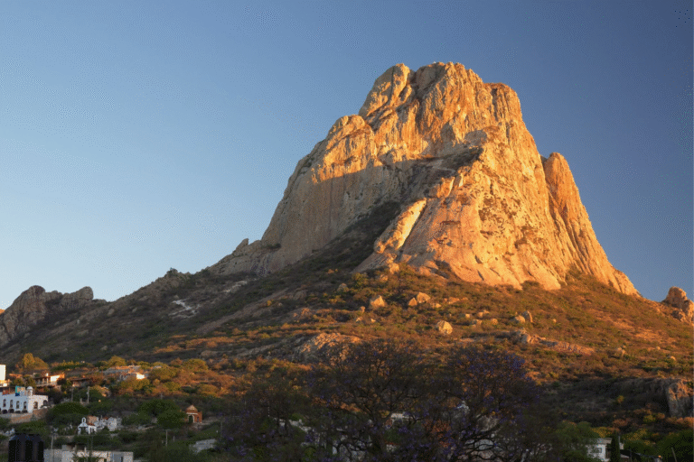 Peña de Bernal regulará su acceso para preservar su valor ambiental y turístico