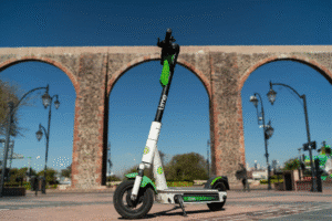 Querétaro endurece control de scooters eléctricos con multas por mal estacionarlos