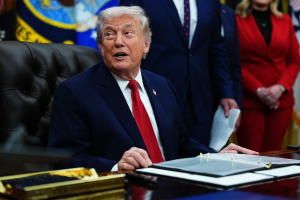 Trump impone aranceles a países que suministren petróleo a Cuba