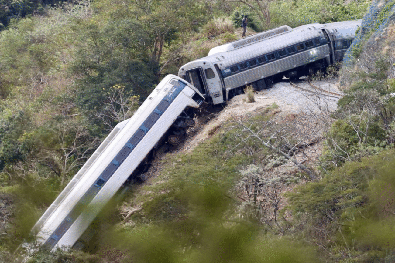Víctimas denuncian a constructoras y funcionarios por descarrilamiento del Tren Interoceánico