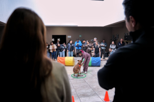 Felifer Macías acude al cierre del primer taller de entrenamiento para perros