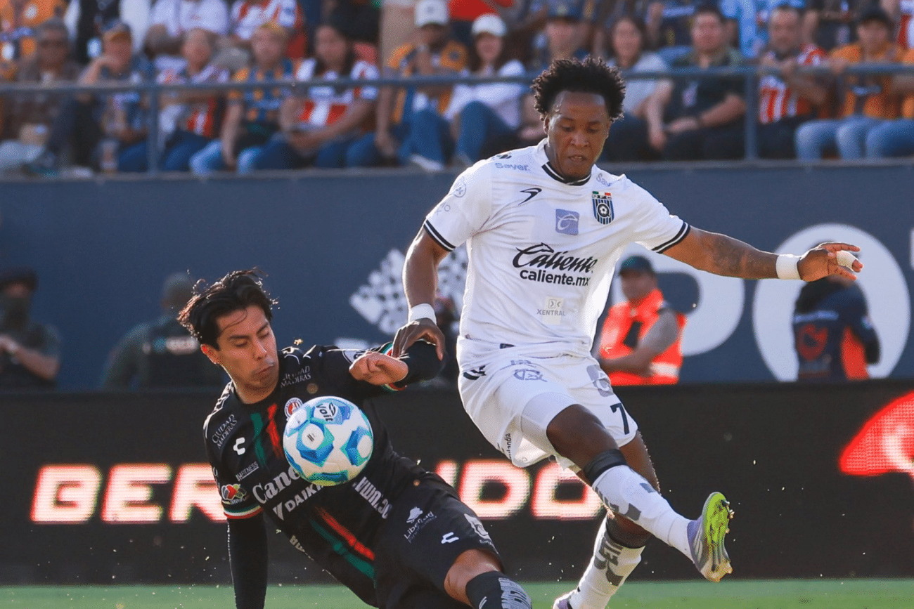 Gallos Blancos caen 3-0 ante San Luis en el Clásico 57