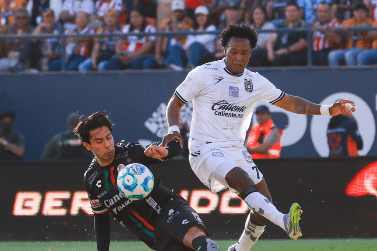 Gallos Blancos caen 3-0 ante San Luis en el Clásico 57