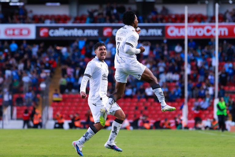 Gallos Blancos superan a León 2-0 en la Corregidora
