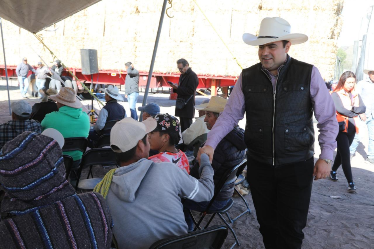 Gaspar Trueba entrega apoyos a ganaderos de Colón