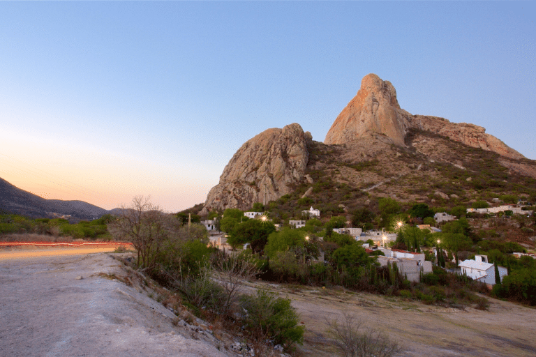 Peña de Bernal fija nuevos límites de acceso a 2 mil 286 personas por día