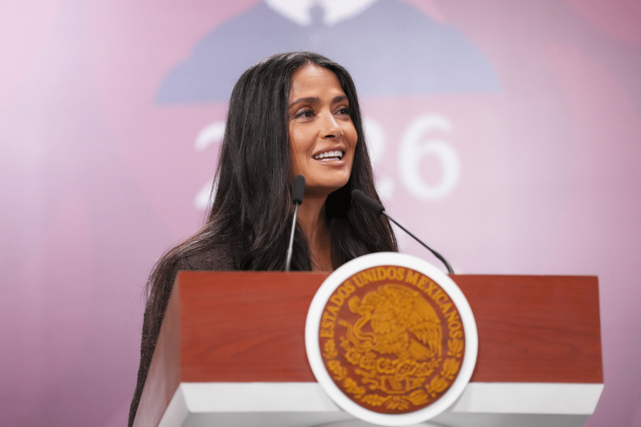 Salma Hayek acompaña a Claudia Sheinbaum en anuncio de incentivos para el cine mexicano