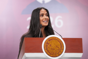 Salma Hayek acompaña a Claudia Sheinbaum en anuncio de incentivos para el cine mexicano
