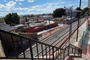 Vecinos de Los Alcanfores solicitan reubicación por proyecto del Tren México-Querétaro