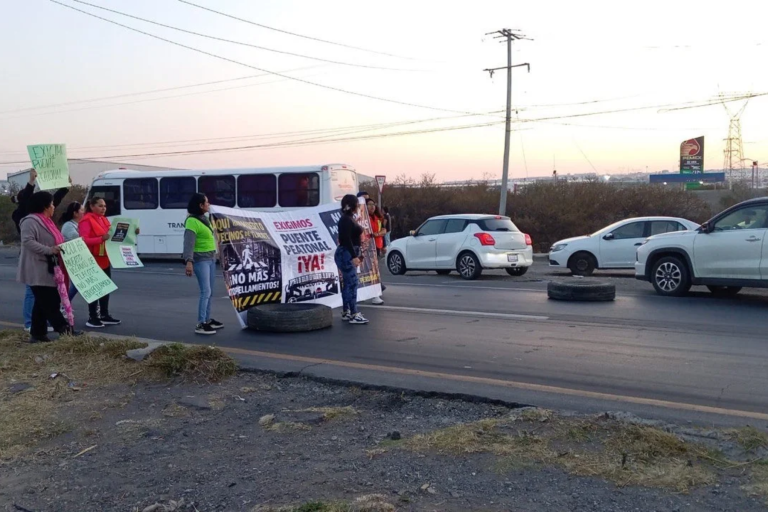 Bloqueo en el Libramiento Sur Poniente colapsa tránsito