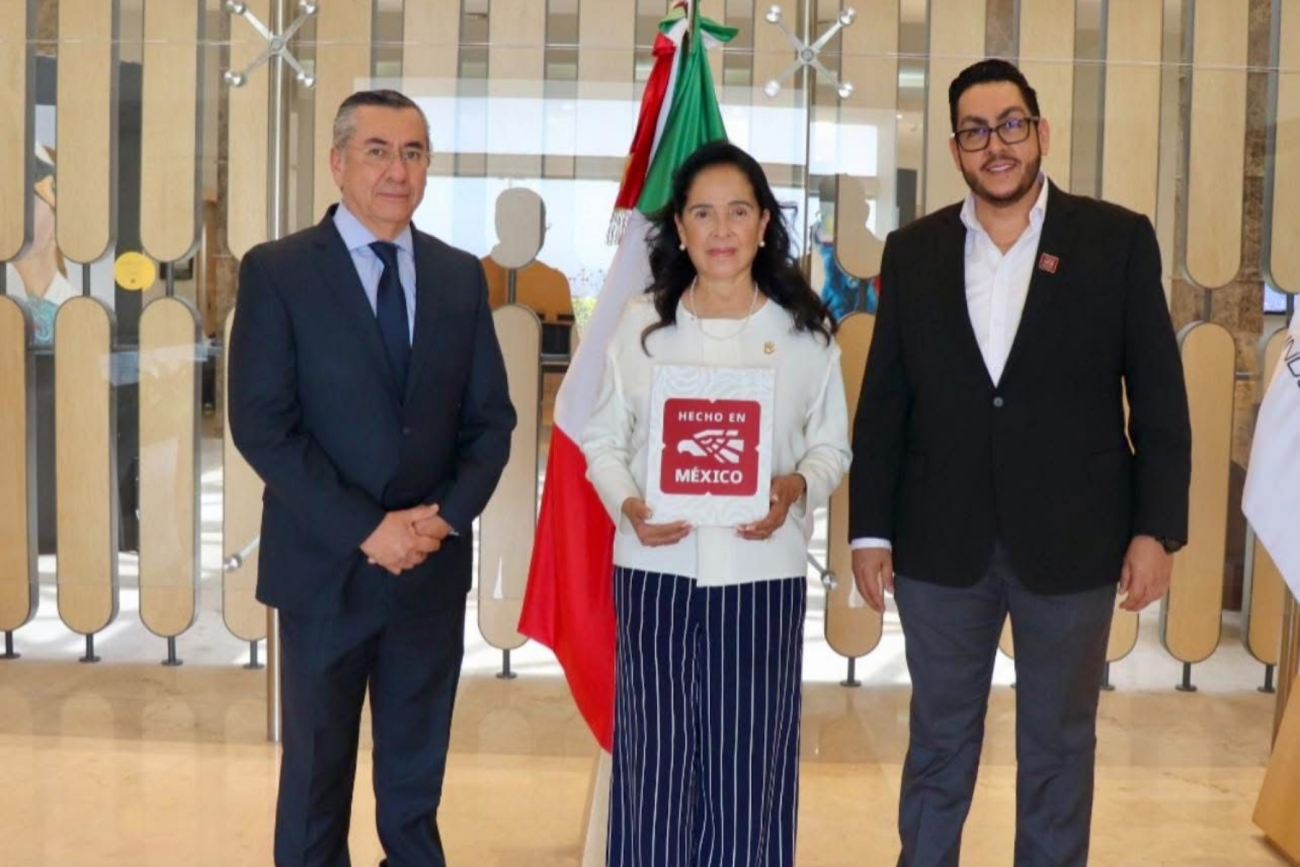 César Gutiérrez Sánchez entrega certificado Hecho en México al Club de Industriales de Querétaro