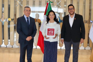 César Gutiérrez Sánchez entrega certificado Hecho en México al Club de Industriales de Querétaro