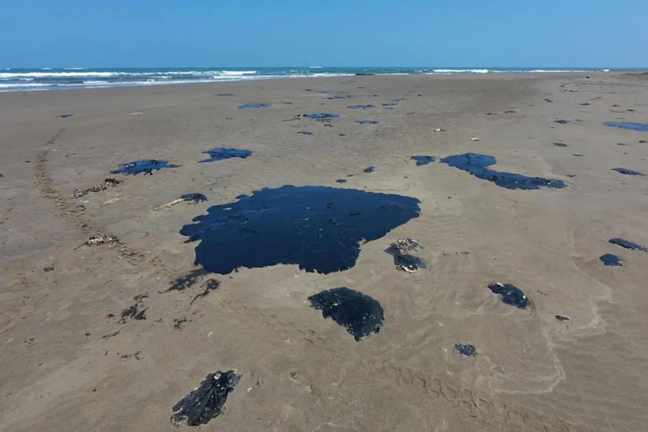 Gobierno federal mantiene vigilancia por derrame petrolero en el Golfo de México