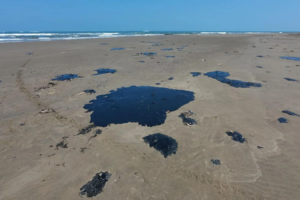 Gobierno federal mantiene vigilancia por derrame petrolero en el Golfo de México