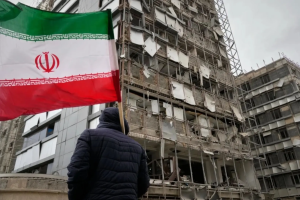 Israel ataca edificio en Irán en medio de transición de liderazgo