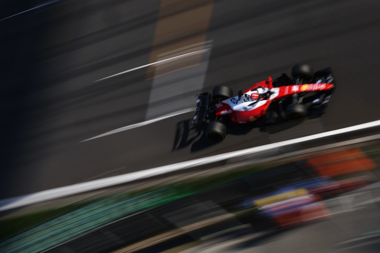 Mercedes domina los entrenamientos del GP de China con Russell al frente