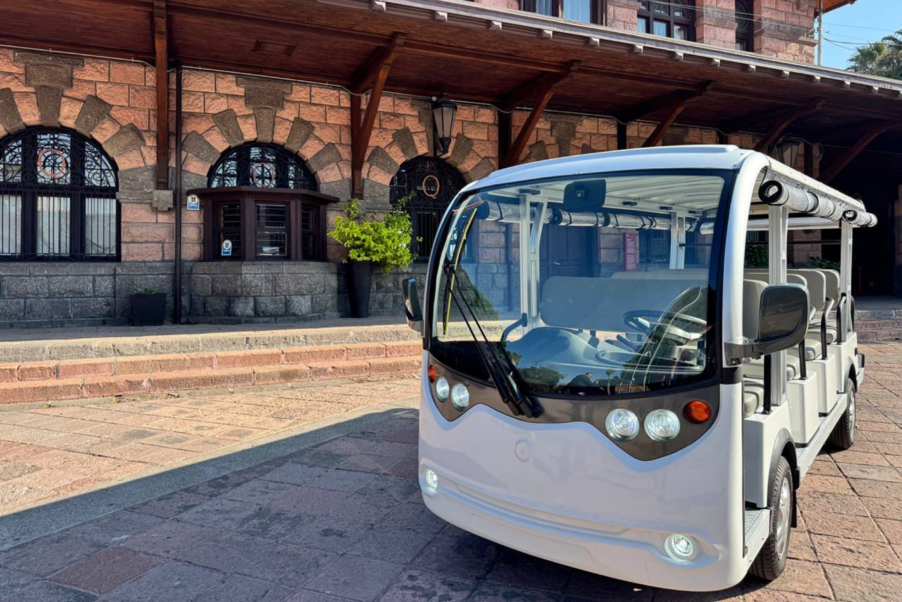 Presentan unidades de transporte eléctrico gratuito para el Centro Histórico