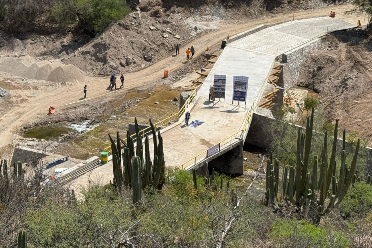 Sonia Carrillo supervisa reconstrucción del puente en La Vereda, Tolimán