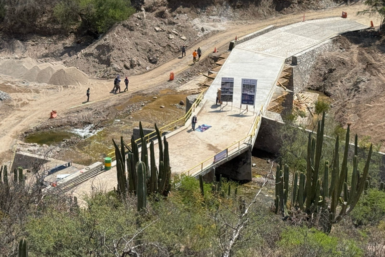 Sonia Carrillo supervisa reconstrucción del puente en La Vereda, Tolimán
