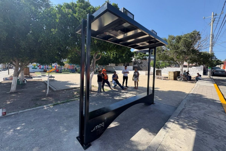 AMEQ instala nuevo mobiliario en Paseo 5 de Febrero para mejorar movilidad