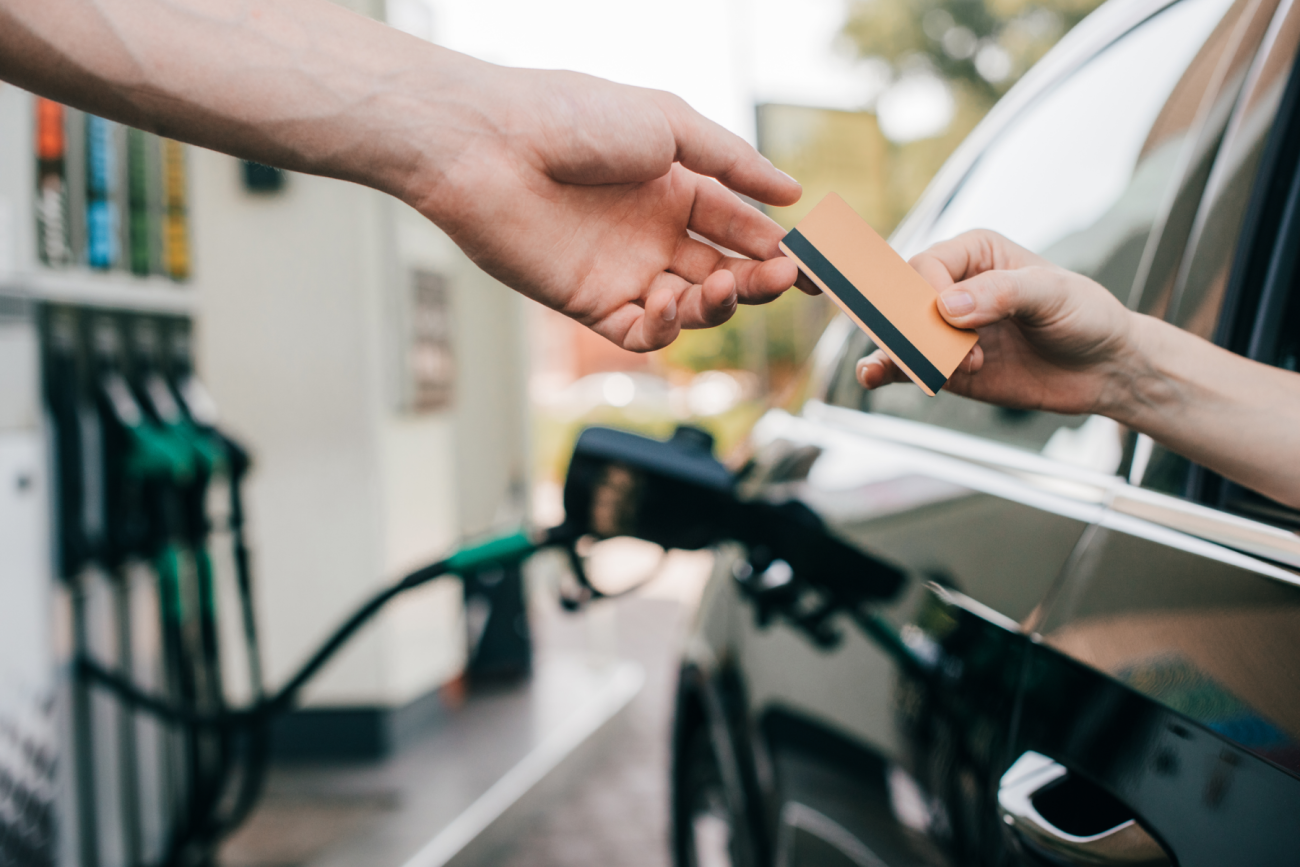 Anuncian reducción de comisiones en pagos de gasolina para contener precios
