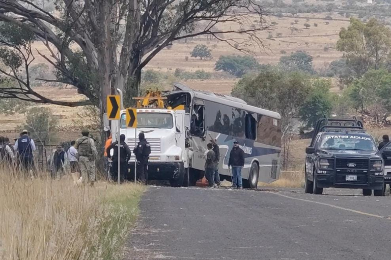 Autoridades brindan apoyo tras accidente de autobús en la Carretera 310