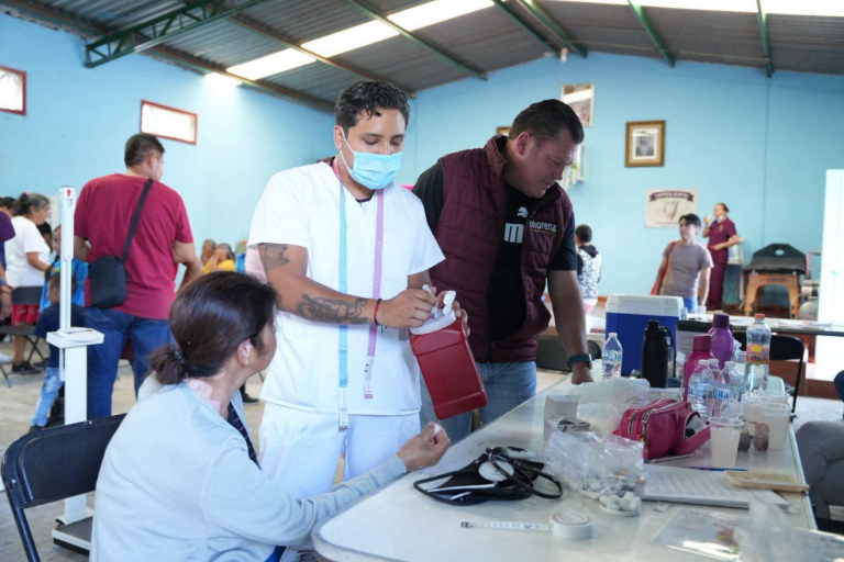 Edgar Inzunza impulsa jornada social en La Valla con servicios gratuitos