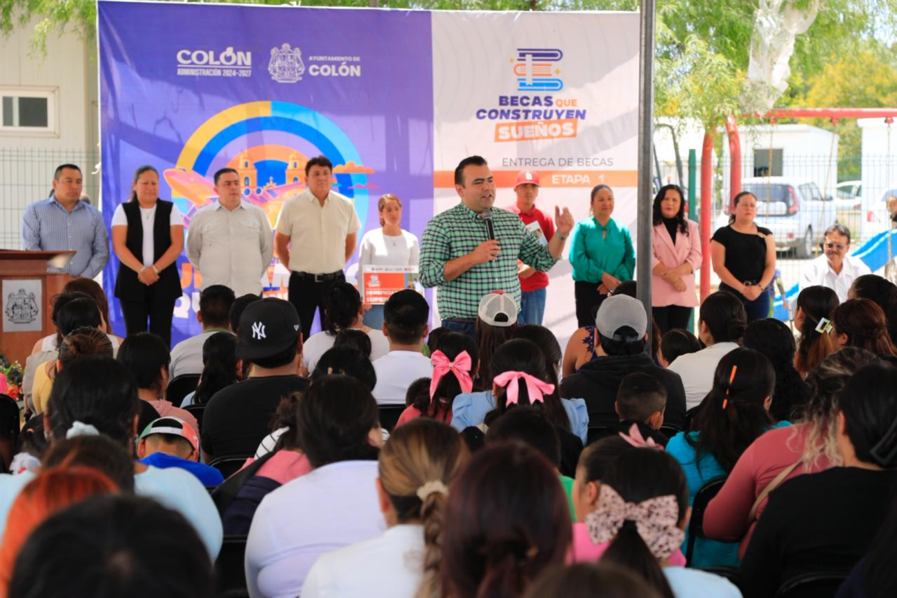 Gaspar Trueba impulsa educación en Colón con entrega de becas a estudiantes