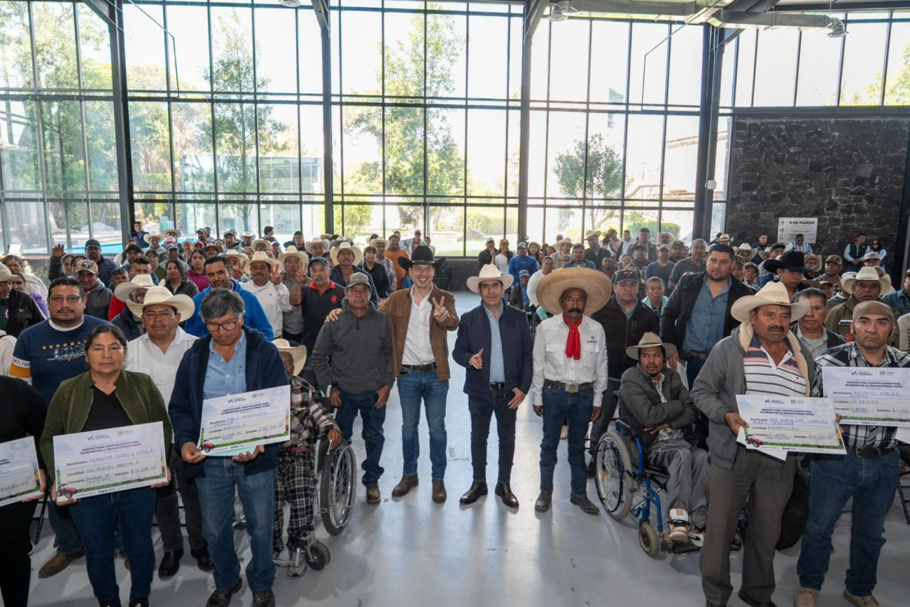 Rodrigo Monsalvo entrega apoyos para el campo en El Marqués