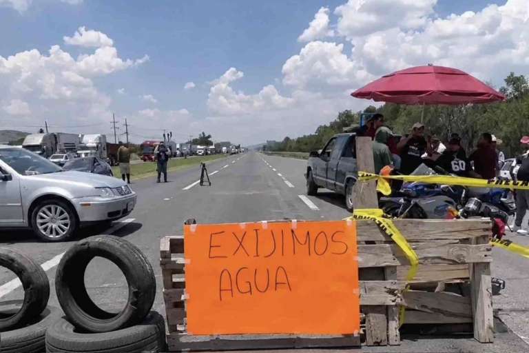Bloqueo de la Querétaro-San Luis en Santa Rosa Jáuregui cumple 24 horas sin acuerdo