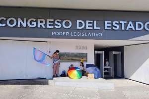 Colectivos exigen frenar veto a ley de identidad; Arturo Maximiliano acusa ruptura de acuerdos