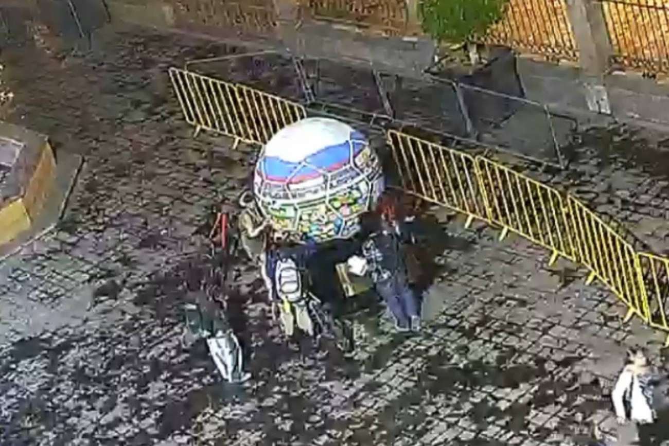 Dos mujeres fueron sancionadas por vandalismo contra un balón de la exposición mundialista