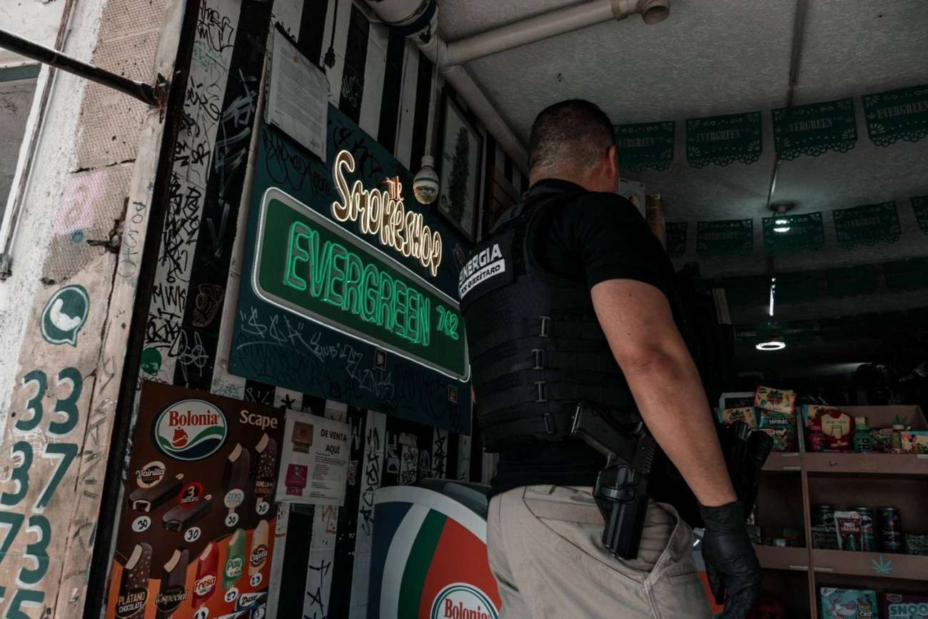 Fiscalía ejecuta cateos en “smoke shop” de Querétaro; hay seis detenidos