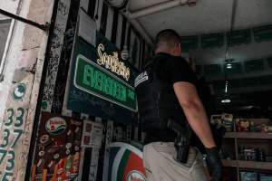 Fiscalía ejecuta cateos en “smoke shop” de Querétaro; hay seis detenidos