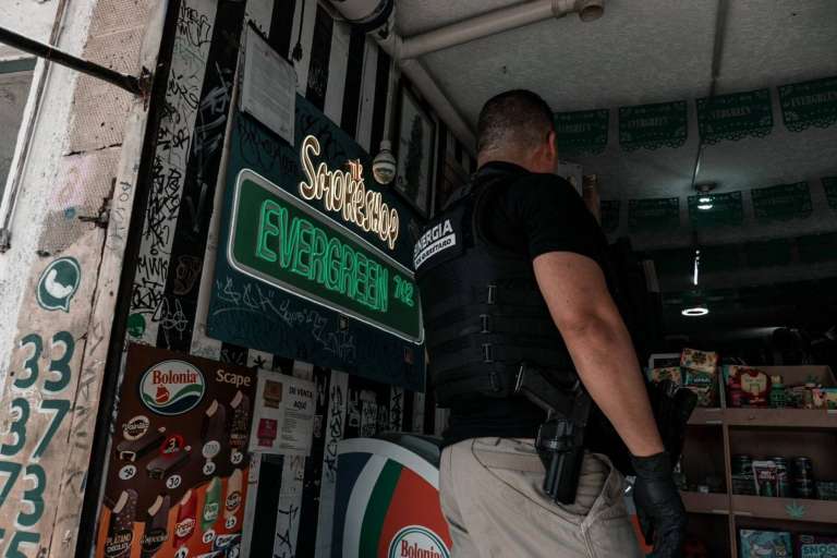 Fiscalía ejecuta cateos en “smoke shop” de Querétaro; hay seis detenidos