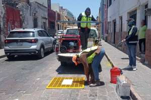 Municipio de Querétaro refuerza seguridad vial con rejillas temporales en la vía pública