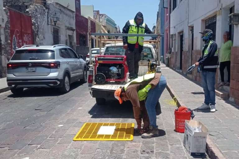 Municipio de Querétaro refuerza seguridad vial con rejillas temporales en la vía pública